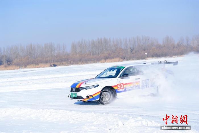 哈尔滨启幕冰超·2026冰雪汽车超级联赛：以赛兴