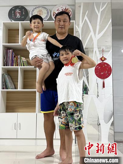 广东连山花炮队苦练抢炮技传承民族传统体育文