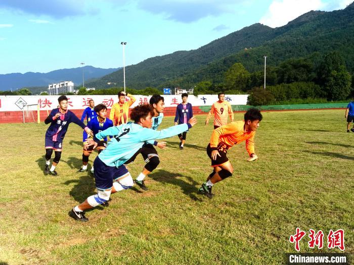 广东连山花炮队苦练抢炮技传承民族传统体育文