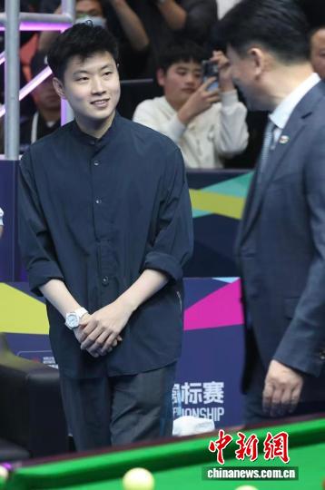 丁俊晖首日强势晋级64强 中国军团12人斩获国锦赛