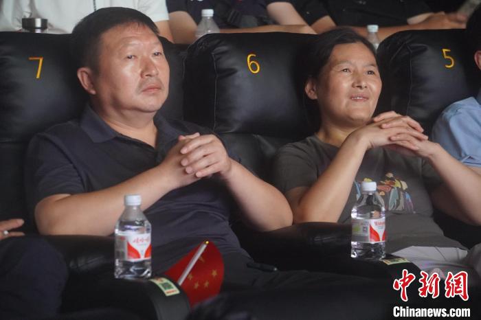 刘清漪巴黎奥运夺铜牌 父母现场观赛喜极而泣