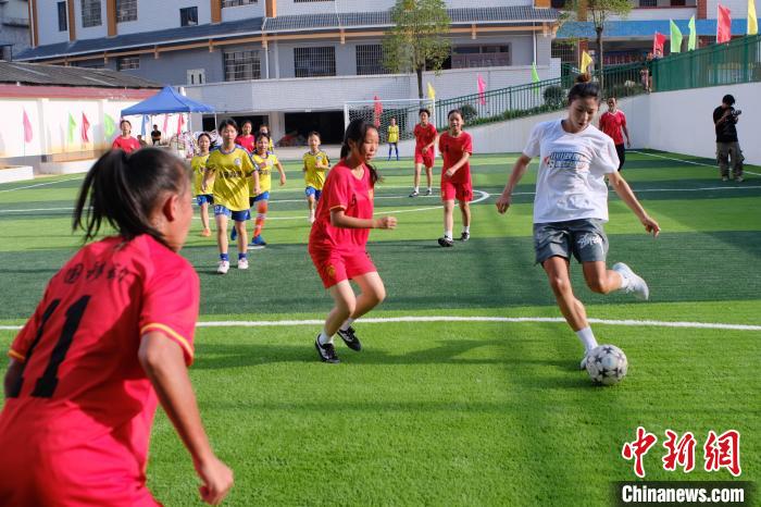 女足国家队走进乡村 乡村足球场成人才沃土