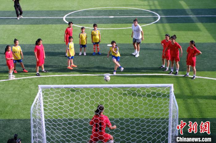 女足国家队走进乡村 乡村足球场成人才沃土