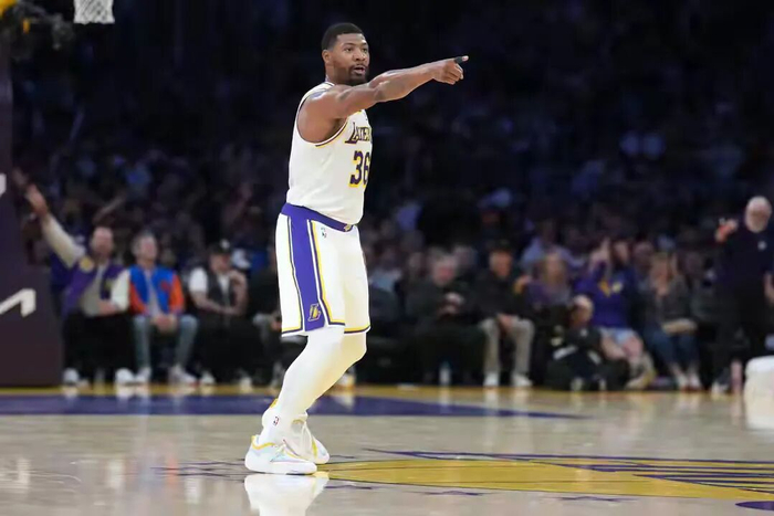 湖人客场力克火箭 斯玛特关键表现引名宿盛赞