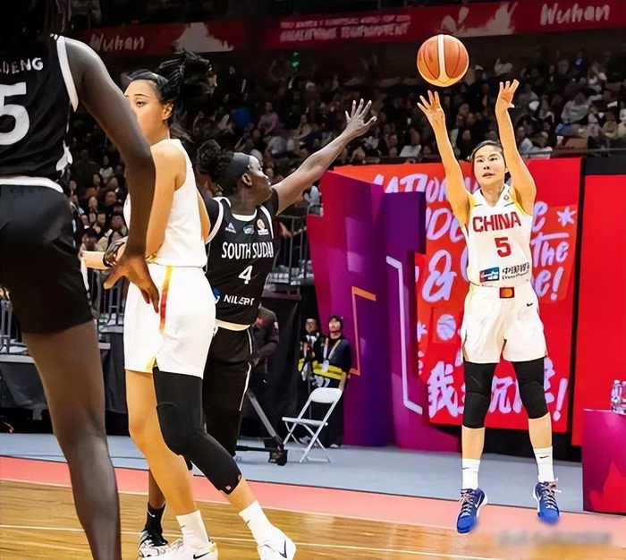 王思雨锁定胜局隋菲菲传承中国女篮精神