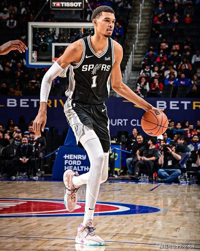 维克托·文班亚马连轰40+率马刺登顶西部第二，反