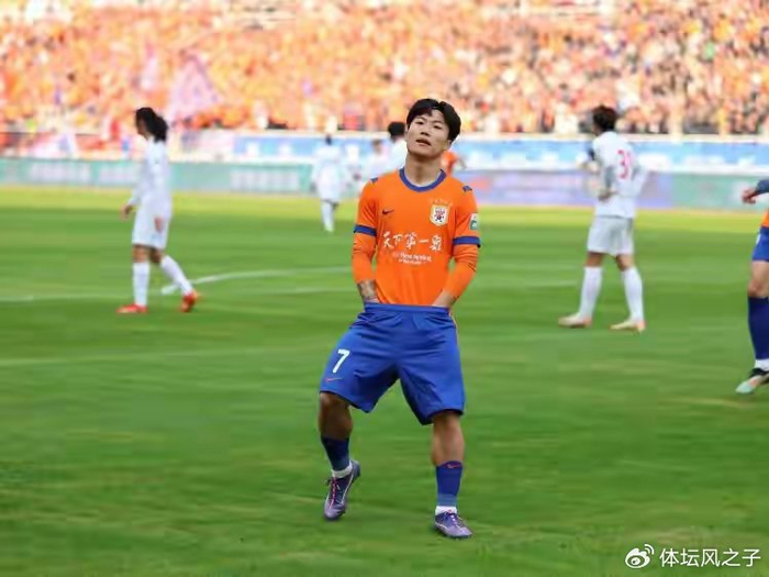 谢文能红牌致山东泰山惨败 0-4失利引争议判罚