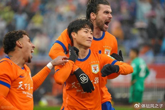 谢文能红牌致山东泰山惨败 0-4失利引争议判罚