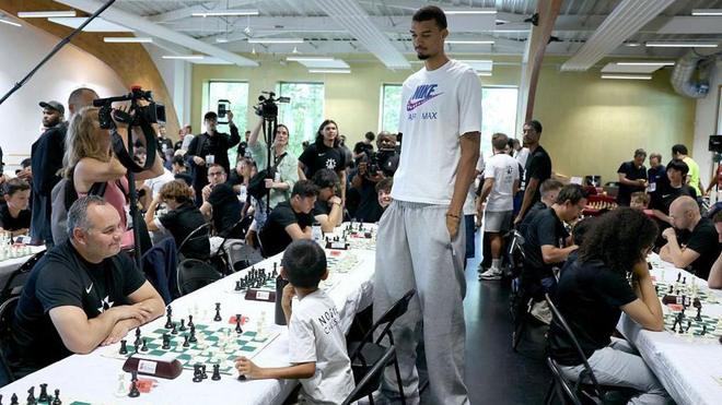 文班亚马养伤8个月突破极限，身高增长回归赛场