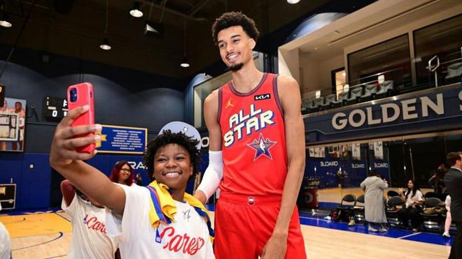 文班亚马养伤8个月突破极限，身高增长回归赛场