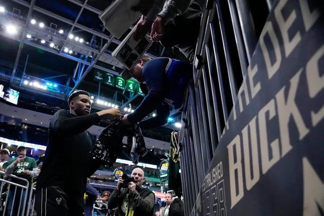 字母哥与雄鹿的去留悬疑：伤病、管理层决策与